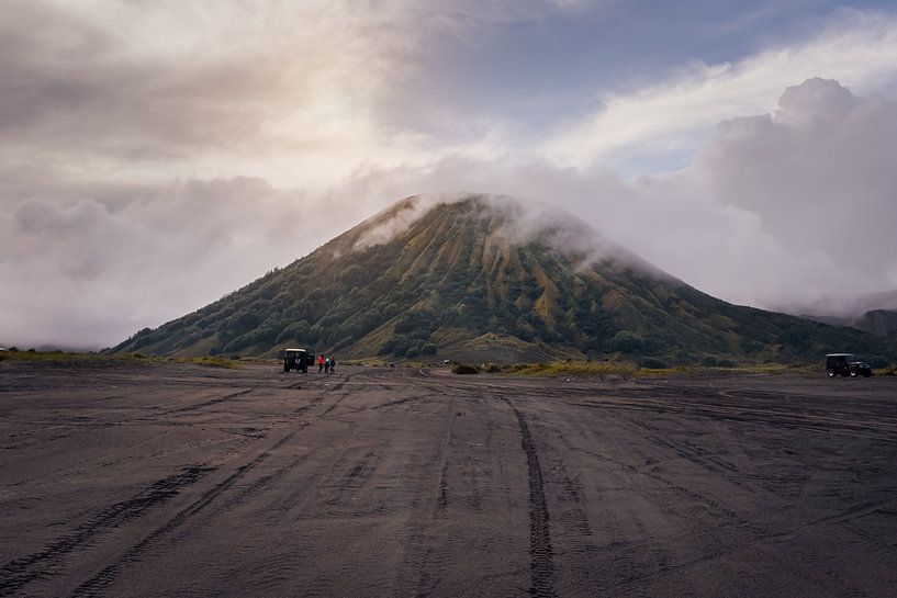 Zonsopgang in Java, Indonesië. van Made by Voorn