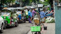 Verladen von Waren aus Taxis in Bangkok, Thailand (Flowermarket)