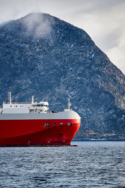Winterlandschaft und Containerschiff auf Godøy, Ålesund, Norwegen von qtx