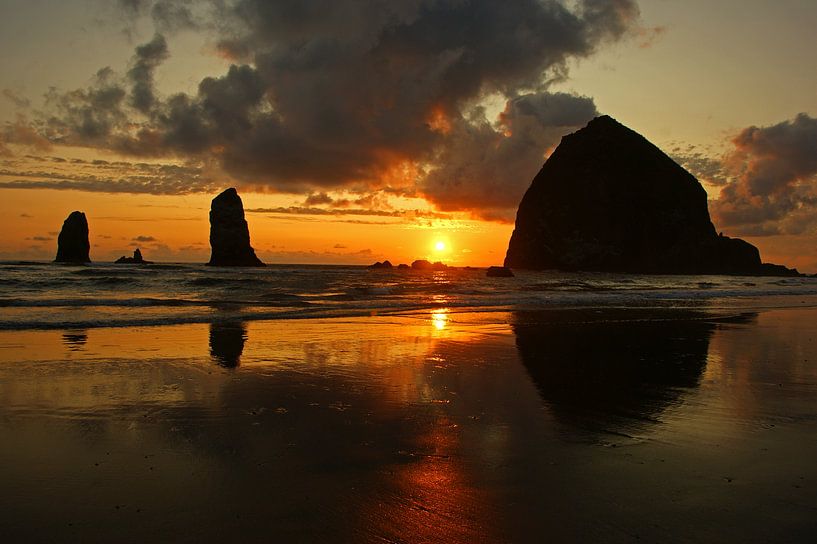 Haystack Rock, Cannon Beach bei Sonnenuntergang von Jeroen van Deel