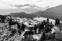 Village de St. Moritz en Engadine en Suisse - monochrome