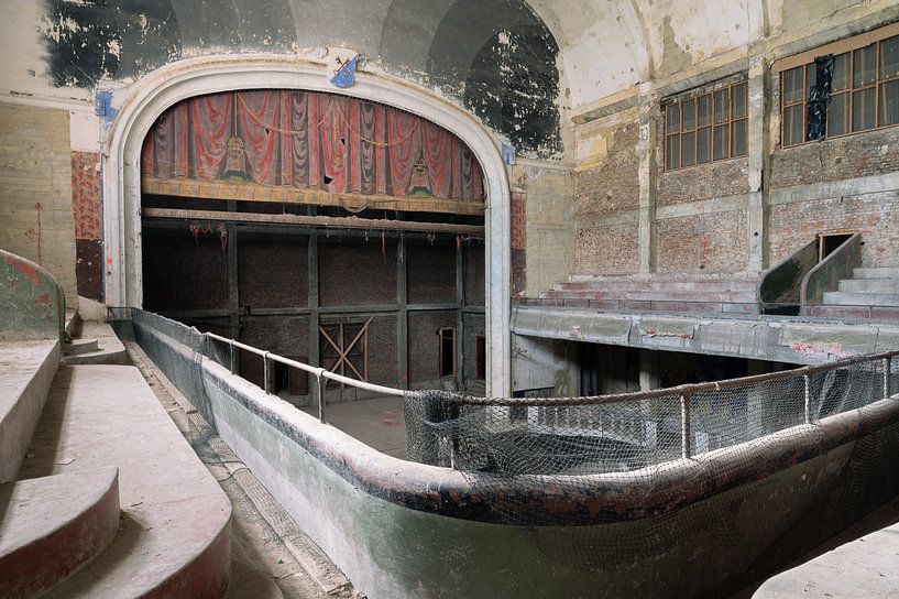 Verlaten theater van Tim Vlielander