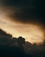 Dramatische Wolkenlandschaft bei Sonnenuntergang