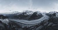 Panorama der Landschaft am Aletschgletscher in der Schweiz zwischen den Bergen