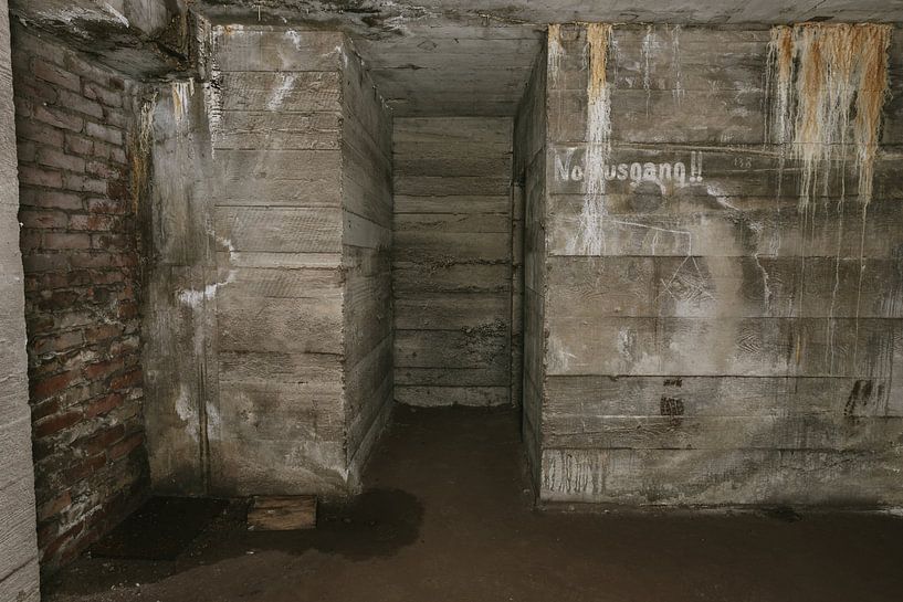 Sortie de secours d'un bunker de la Seconde Guerre mondiale. par Het Onbekende