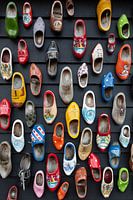 Sabots colorés sur le mur