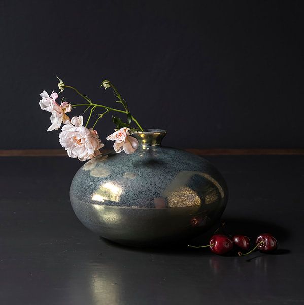 Modern still life with roses in Mobach vase by Affect Fotografie