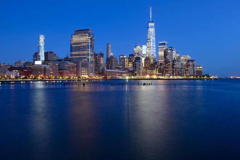 Die Skyline von Manhattan am Abend von Merijn van der Vliet