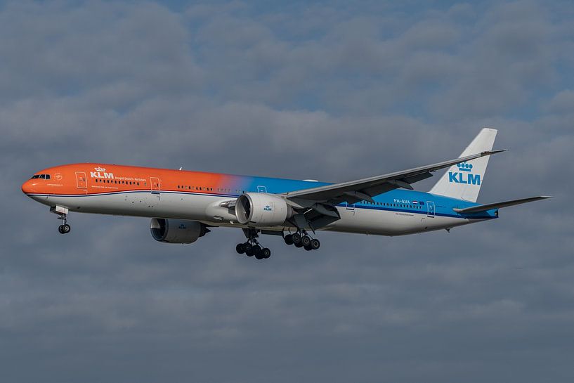 Boeing 777-300 der KLM, die Orange Pride, hier fotografiert bei der Landung auf der Zwanenburgbaan. von Jaap van den Berg