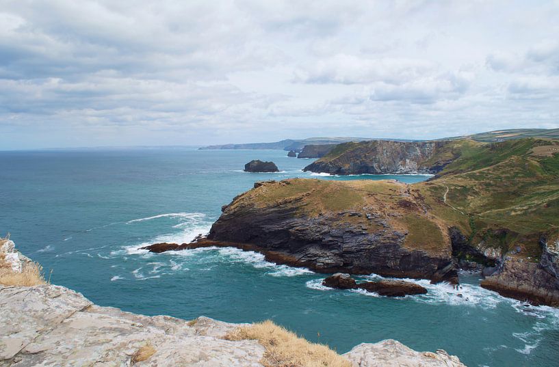 Blick von der Burg Tintagel (England) über das Meer und die Klippen von Birgitte Bergman