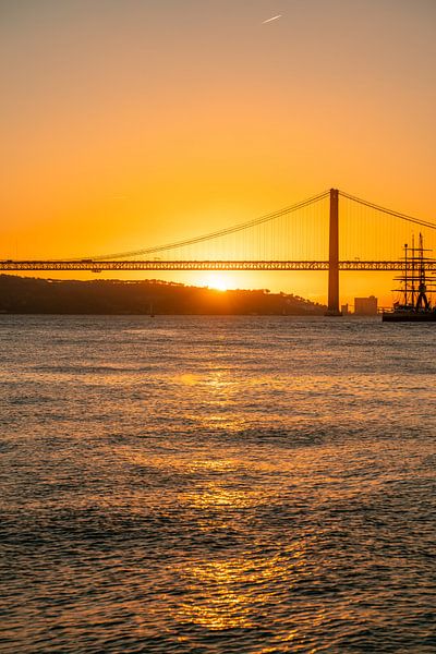 le port de Lisbonne au coucher du soleil par Leo Schindzielorz