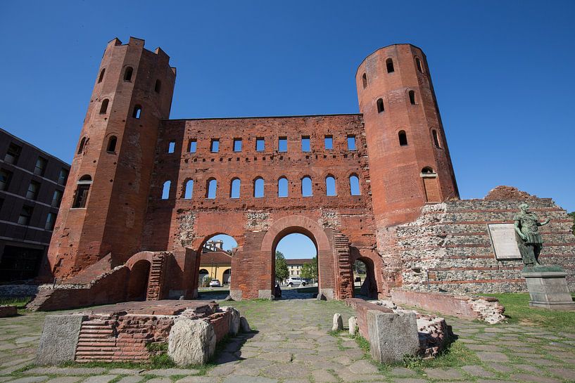 Römisch-Palatinisches Tor im Zentrum von Turin von Joost Adriaanse