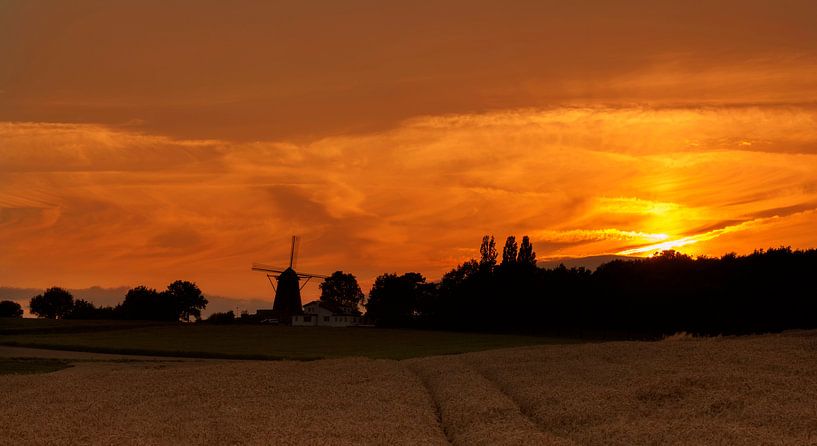 Zonsondergang bij de Molen op de Vrouwenheide par John Kreukniet