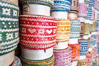 Paniers de riz colorés empilés contre le mur