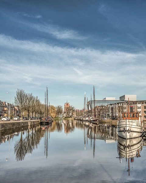 Zicht op de stadsgracht van Leeuwarden met de Oldehove vanaf de verlaatbrug von Harrie Muis