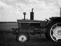 Vieux tracteur dans le champ