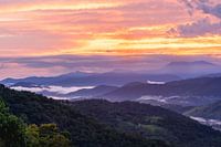 Coucher de soleil dans les montagnes de Paraty, Brésil.