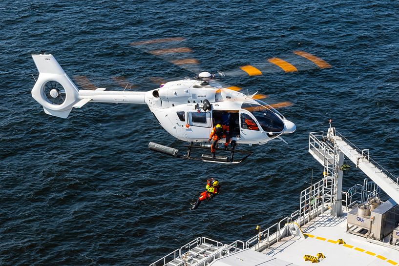 Airbus H.145 en treuillage au-dessus de la mer du Nord par Jimmy van Drunen