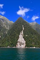 Reflets de la montagne dans le Milford Sound