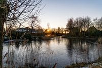 Ein schöner Sonnenaufgang am Wasser