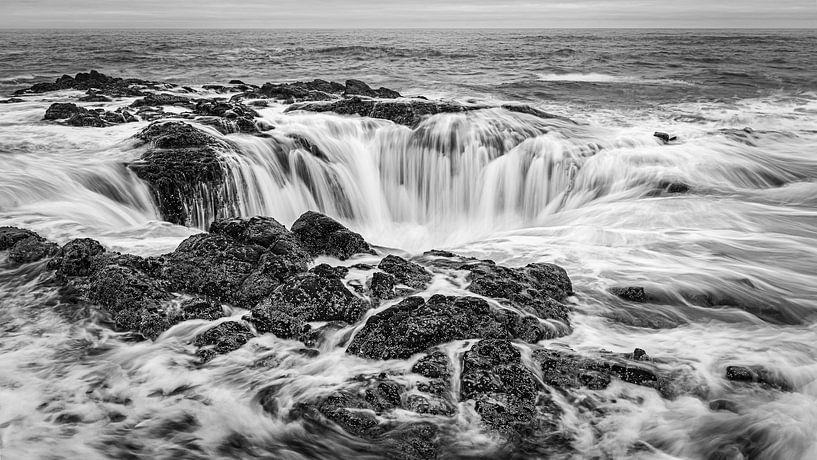 Thor&#039;s Well in Schwarz und Weiß von Henk Meijer Photography