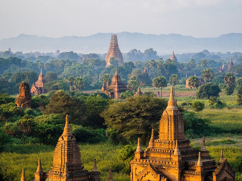 Sonnenuntergang am Tempelfeld in Bagan, Myanmar von Shanti Hesse