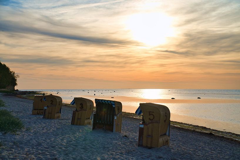 Fauteuil de plage sur la plage de la mer Baltique. Vacances côtières à la mer par Martin Köbsch
