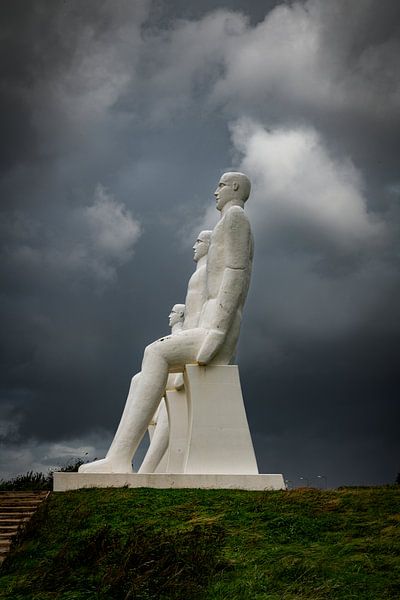 Statues d'hommes blancs, Esbjerg, Danemark. Quatre hommes blancs assis regardant la mer près d’Esbje par ChrisWillemsen
