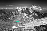 Montagnes alpines sous un ciel nuageux