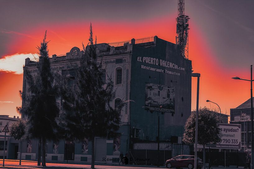 Industrial Elegance: Radio Valencia van Remco Ditmar