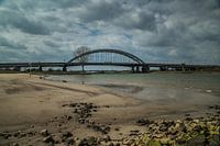 De oude Lekbrug bij Vianen in de zon