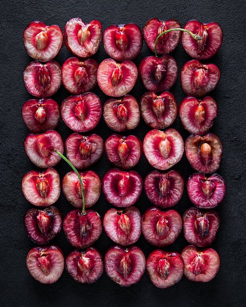 Holländische Kirschen auf schwarzem Hintergrund I Food Photography von Lizzy Komen