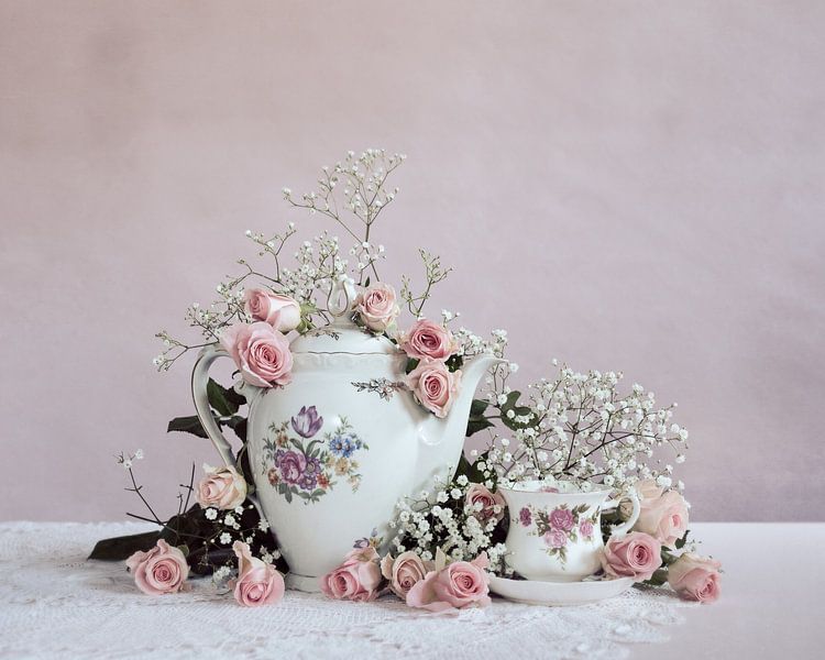 Floral tableware with roses by Mariska Vereijken