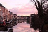 Farbenfrohes Foto der Langegracht in Maarssen bei Sonnenuntergang