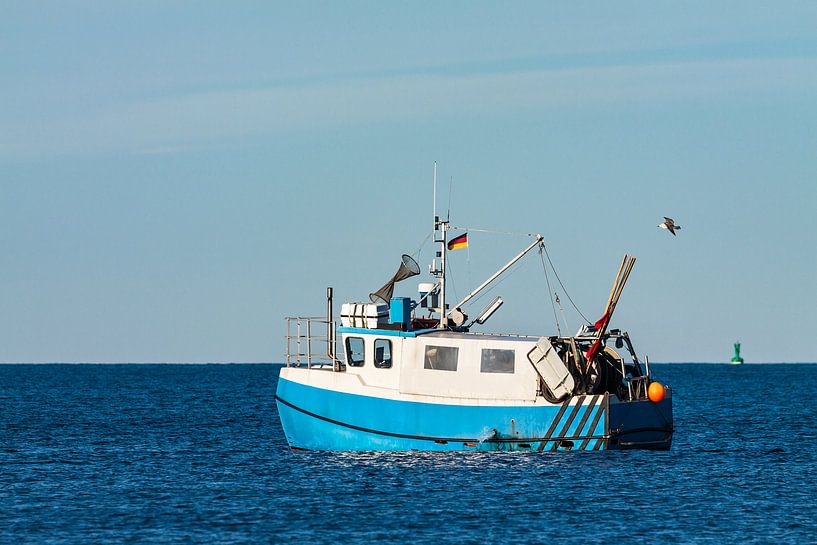  Fischerboot auf der Ostsee vor Warnemünde par Rico Ködder