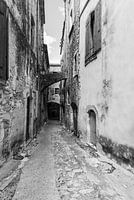 Verlassene Gasse, schwarz und weiß