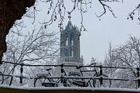 Domturm im Winter mit Fahrrädern im Vordergrund