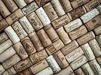Bouchons de bouteilles de vin en diagonale à droite