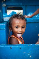kind in de achterbak van een truck, Sri Lanka