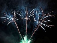 Festliches grünes/blaues/oranges Feuerwerk (lange Verschlusszeit)