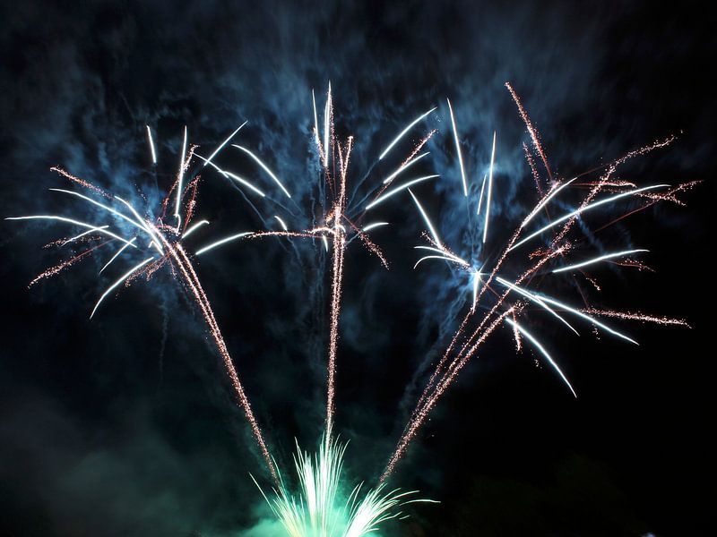 Festliches grünes/blaues/oranges Feuerwerk (lange Verschlusszeit) von Monrey
