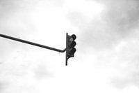 eine schwarz-weiße Ampel