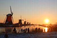 Mit Sonnenaufgang auf dem Schlittschuh am Kinderdijk
