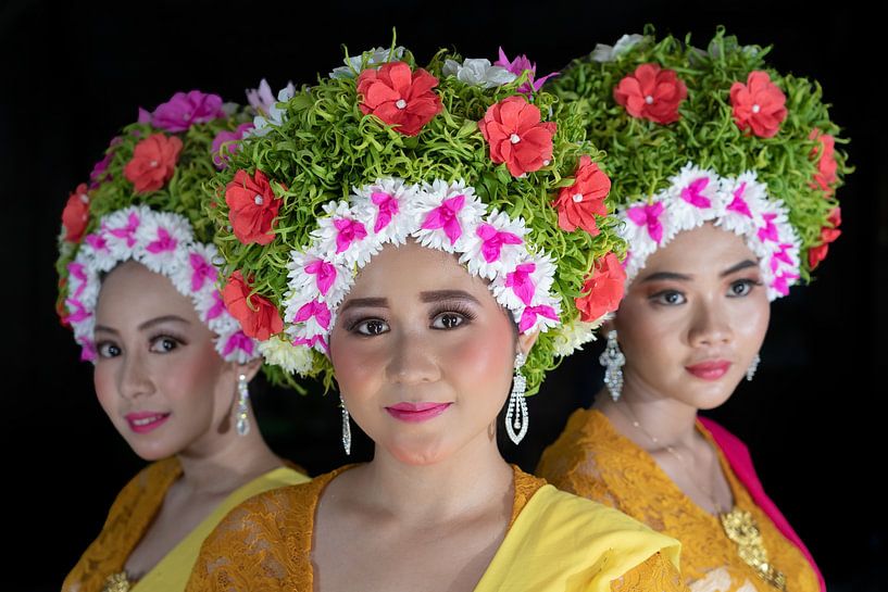 Drei Ngarot-Mädchen von Anges van der Logt