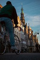 Rathaus Leiden mit Radfahrer auf der Breestraat - dynamische Stadtfotografie