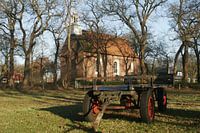kerk met boeren kar