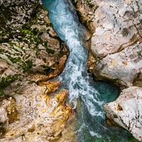 Die Felsen, die vom Fluss erodiert werden.