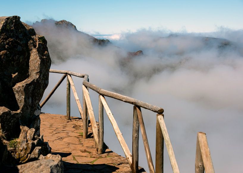 Fußgängerbrücke mit Holzgeländer in großer Höhe in der Nähe der Berge auf der Insel Madeira, genannt von ChrisWillemsen