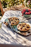 Small flans in summer setting