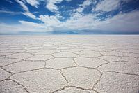 Szenische Ansicht des Salar De Uyuni vor einem klaren blauen Himmel, Bolivien